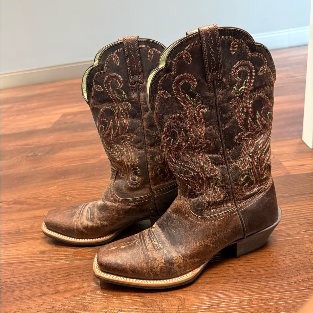 Ariat Leather cowboy Boot with embroidered accents. - Picture 6 of 6